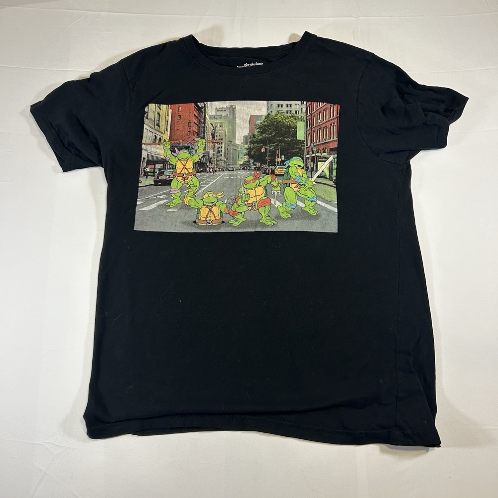 Teenage Mutant Ninja Turtles Retro t shirt‎ (city scene) Medium